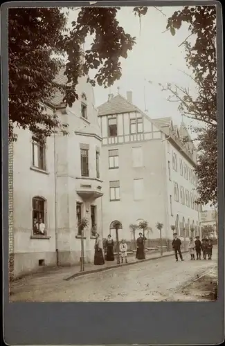 Kabinettfoto Rengsdorf im Westerwald, Wohnhaus, Anwohner, Straßenpartie, 1906