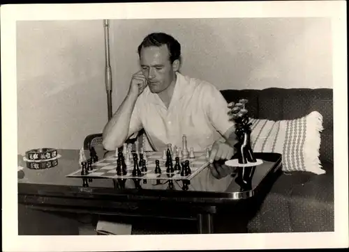 Foto Mann spielt Schach, 1959