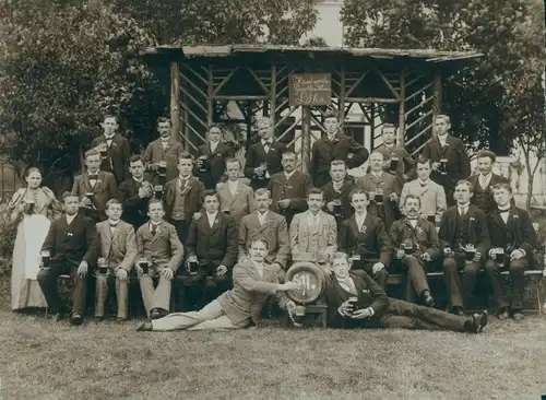 Foto Handwerkergesellenverein Lähn, Gruppenbild, Gesellen, Bier