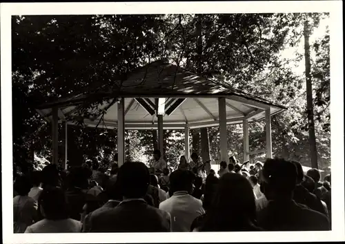 Foto Hoppegarten in Brandenburg, Galopprennbahn, Derby der DDR 1972, Zuschauer, Musikpavillon