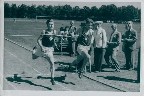 Foto Berlin Wedding Rehberge, Sportfest 1948, Vorlauf der 4x100 m Staffel, Zieleinlauf