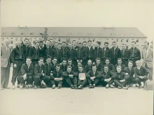 Foto Sportmannschaft in Trainingsanzügen, Gruppenbild