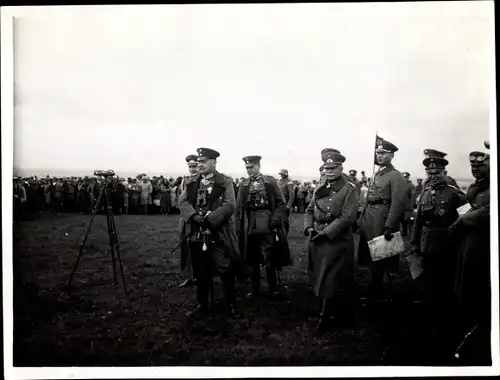 Foto Reichspräsident Paul von Hindenburg, Generaloberst Heye, Soldaten in Uniformen, 1930