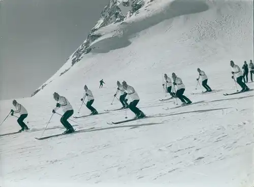 Foto Wintersport, Skifahrer bei der Abfahrt