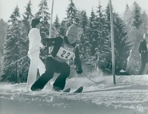 Foto Wintersport, Skifahrer bei der Abfahrt, Slalom, Startnr. 22