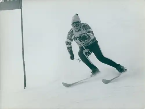 Foto Wintersport, Skifahrer Famose bei der Abfahrt