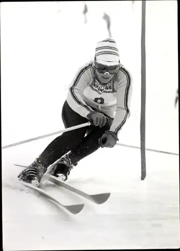 Foto Wintersport, Skiläuferin bei der Abfahrt, Slalom