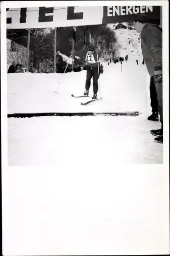Foto Wintersport, Schweizer Skilangläufer Gottlieb Perren am Ziel, Startnr. 22