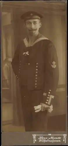 Foto Deutscher Seemann in Uniform, Matrosen Division, Fotograf Heinr. Meents, Wilhelmshaven