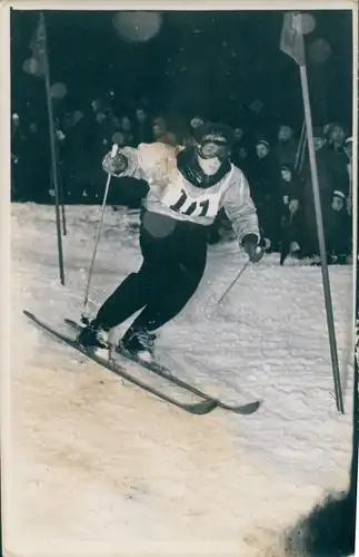 Foto Wintersport, Skirennläuferin bei der Abfahrt, Startnummer 111