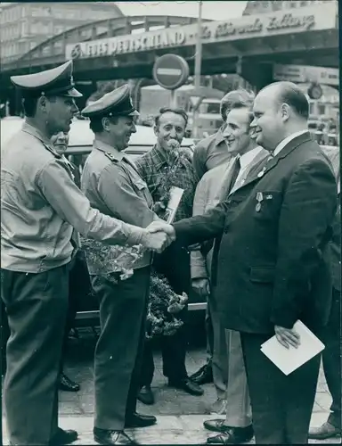 Foto Berlin Prenzlauer Berg, Straßenpartie Dimitroffstraße Ecke Pappelallee, Polizisten, DDR