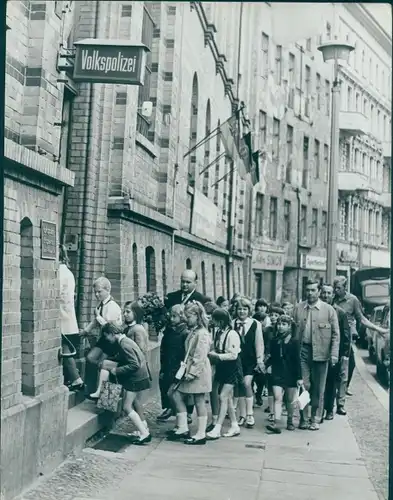 Foto Berlin Prenzlauer Berg, Straßenpartie vor Polizeirevier, Volkspolizei, Pioniere, DDR