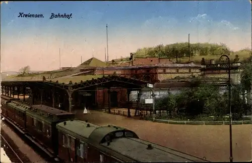 Ak Kreiensen Einbeck, Partie am Bahnhof, Gleisseite, Vorbeifahrende Eisenbahn