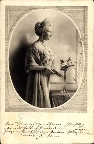Ak Kaiserin Auguste Viktoria, Standportrait, Perlenkette, Fächer, Krone,Vaterländischer Frauenverein