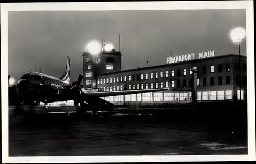 Ak Frankfurt am Main, Partie am Flughafen, Blick auf ein Passagierflugzeug