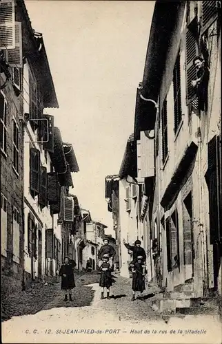 Ak Saint Jean Pied de Port Pyrénées Atlantiques, Haut de la rue de la citadelle