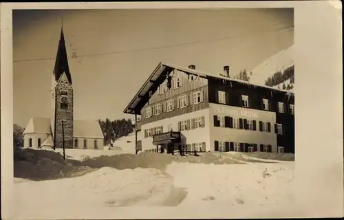 Ak Mittelberg im Kleinwalsertal Vorarlberg, Pension Krone, Kirche