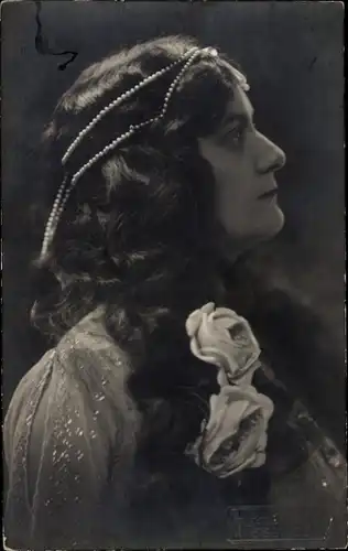 Ak Schauspielerin?, Frauenportrait, Kopfschmuck aus Perlen