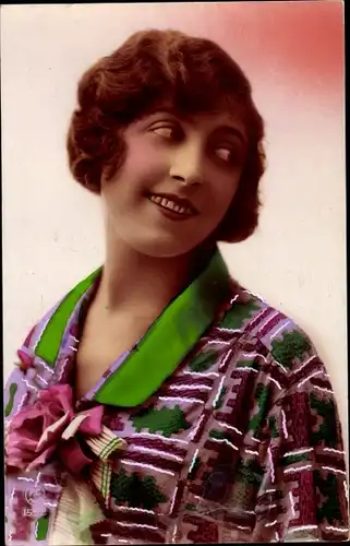 Ak Portrait einer Frau mit kurzen Haaren