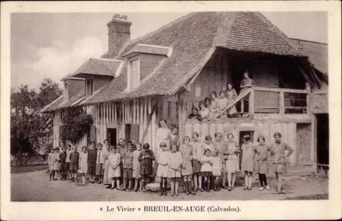 Ak Breuil en Auge Calvados, Le Vivier, Gruppenbild, Haus