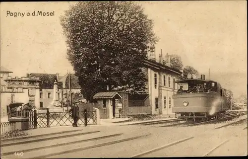 Ak Pagny sur Moselle Lothringen Meurthe et Moselle, Bahnstrecke, Lokomotive, Bahnübergang