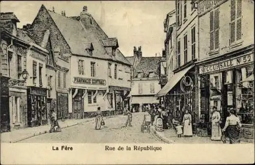 Ak La Fère Aisne, Rue de la Republique, Pharmacie Centrale