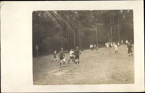 Foto Ak Fußballspiel, Spielszene auf dem Fußballplatz