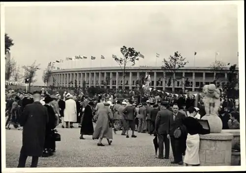 Foto Ak Berlin Olympia 1936, Besucher am Olympiastadion