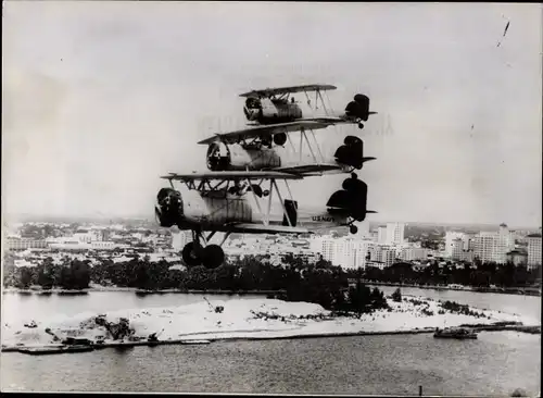 Foto Die Fliegenden Teufel, Piloten der amerikanischen Luftflotte, Doppeldecker Kunststück