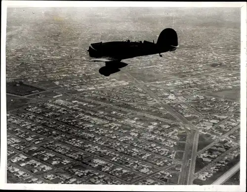 Foto Flieger Charles Lindbergh in seinem Flugzeug über Hollywood, 1930