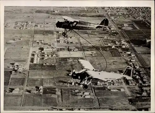 Foto Amerikanische Fliegerinnen Henrietta Summer und Jean La Rene in ihrem Miss Oklahoma Flugzeug