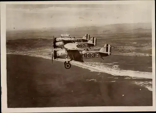 Foto Kalifornien USA, Amerikanische Jagdflieger der US Air Force, Formationsflug an der Küste