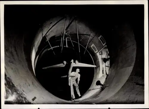 Foto Pasadena Kalifornien USA, Douglas Modellflugzeug im Windtunnel