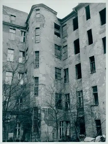 Foto Berlin, Architekt Georg Schneider, zerstörte Hausfassade