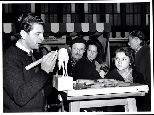 Foto Berlin, Bert Sass, Schreiner schnitzt ein Holzpferd auf einer Ausstellung