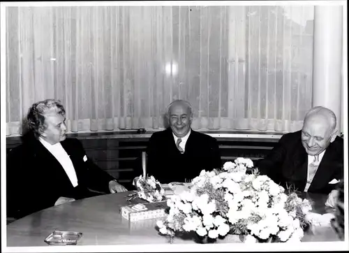 Foto Berlin, Bert Sass, Bundespräsident Theodor Heuss am runden Tisch, Blumen, Aschenbecher
