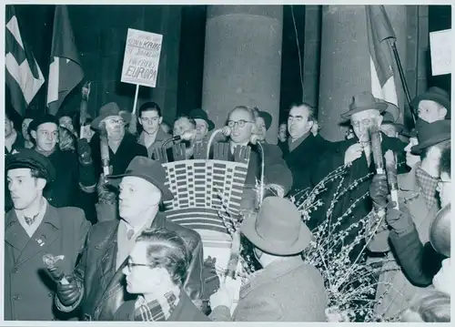 Foto Berlin Schöneberg, Bert Sass, Demonstration vor dem Rathaus, Jugend will ein freies Europa