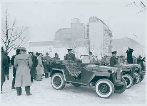 Foto Berlin, Bert Sass, Viererkonferenz 1954, Russische Soldaten an Geländewägen