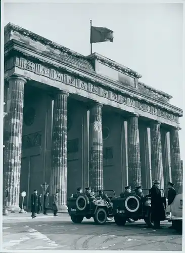 Foto Berlin, Bert Sass, Viererkonferenz 1954, Russische Geländewagen vor dem Brandenburger Tor