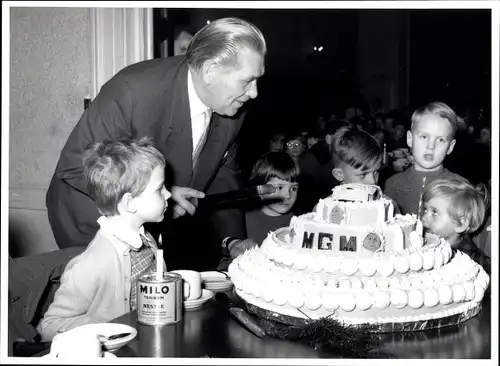 Foto Berlin Wilmersdorf, Bert Sass, MGM Palast am Kurfürstendamm, Tortenanstich, Milo Tonikum Nestle