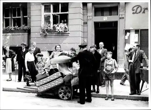 Foto Bert Sass Berlin, Umzug mit einem Karren