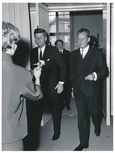 Foto Berlin Schöneberg, Bert Sass, US Präsident John F. Kennedy Besuch 1963, Willy Brandt, Adenauer