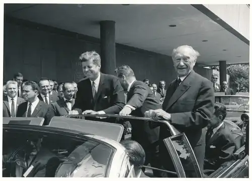 Foto Berlin, Bert Sass, John F. Kennedy zu Besuch, Stadtrundfahrt, 1963, W. Brandt, K. Adenauer