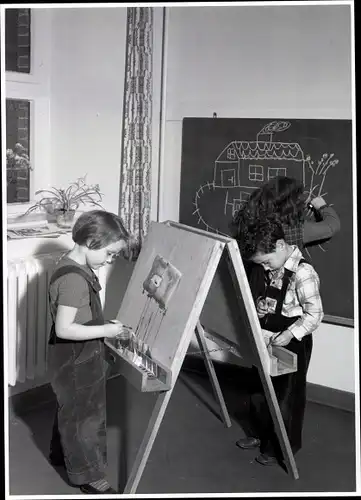 Foto Berlin, Bert Sass, Kinder im Klassenzimmer, Malen an der Tafel und Staffelei