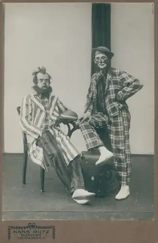 Kabinett Foto Hans Miltz München, Clowns mit Koffer, Portrait