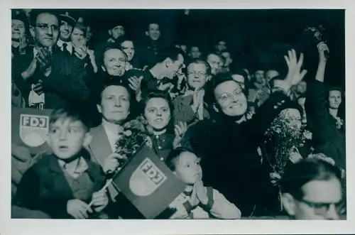 Foto Max Schirner Berlin, FDJ Friedenstag, Kundgebung im Lustgarten