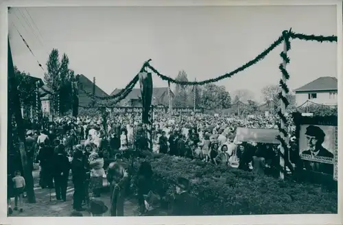 Foto Max Schirner Berlin, 1. Mai Feier in Falkensee, Deutsche Großgemeinde, Ernst Thälmann Bild