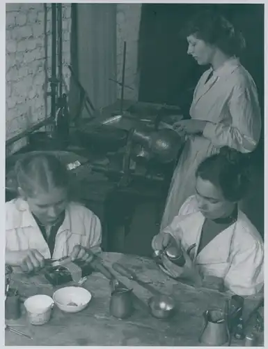 Foto Bert Sass Berlin, Frauen in einer Werkstatt bei der Herstellung von Metallkannen und Ornamenten