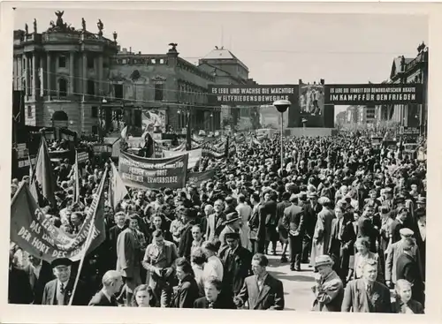 Foto Max Schirner Berlin, Unter den Linden, 1. Mai Feier der DDR im Berliner Lustgarten