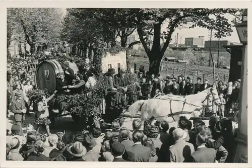 Foto Max Schirner Berlin, Guben in der Niederlausitz, 1. Mai Kundgebung, Festzug mit Weinfass